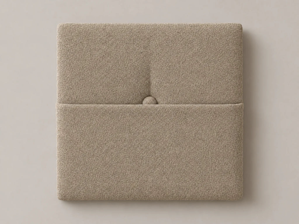 Cabecero modular nube beige, capitoné con bolsillo a media altura y botón tapizado central. Módulo de 30 × 30 × 3,5 cm.