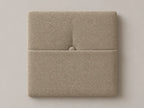 Cabecero modular nube beige, capitoné con bolsillo a media altura y botón tapizado central. Módulo de 30 × 30 × 3,5 cm.