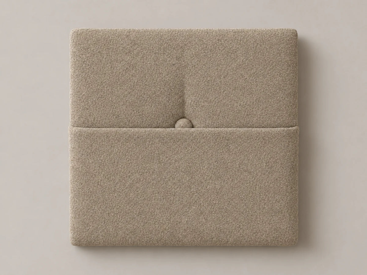Cabecero modular nube beige, capitoné con bolsillo a media altura y botón tapizado central. Módulo de 30 × 30 × 3,5 cm.