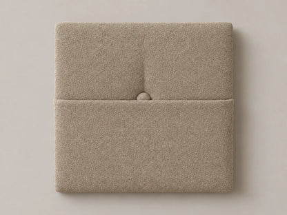Cabecero modular nube beige, capitoné con bolsillo a media altura y botón tapizado central. Módulo de 30 × 30 × 3,5 cm.