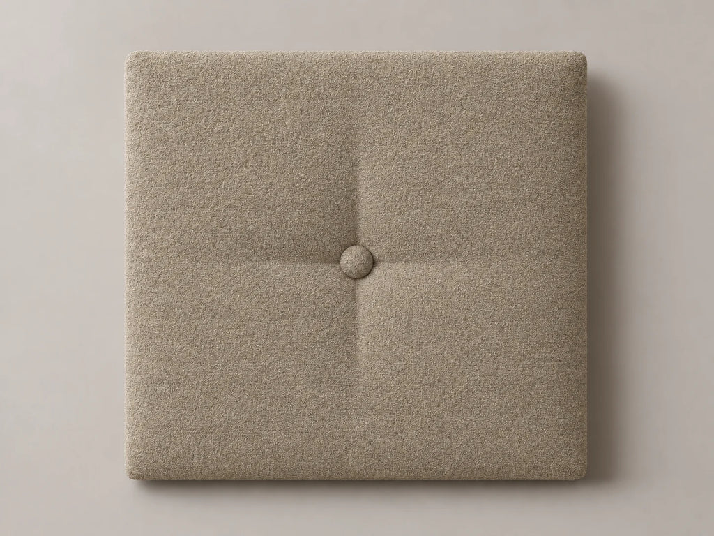 Cabecero modular nube beige, capitoné con botón tapizado central. Módulo de 30 × 30 × 3,5 cm.
