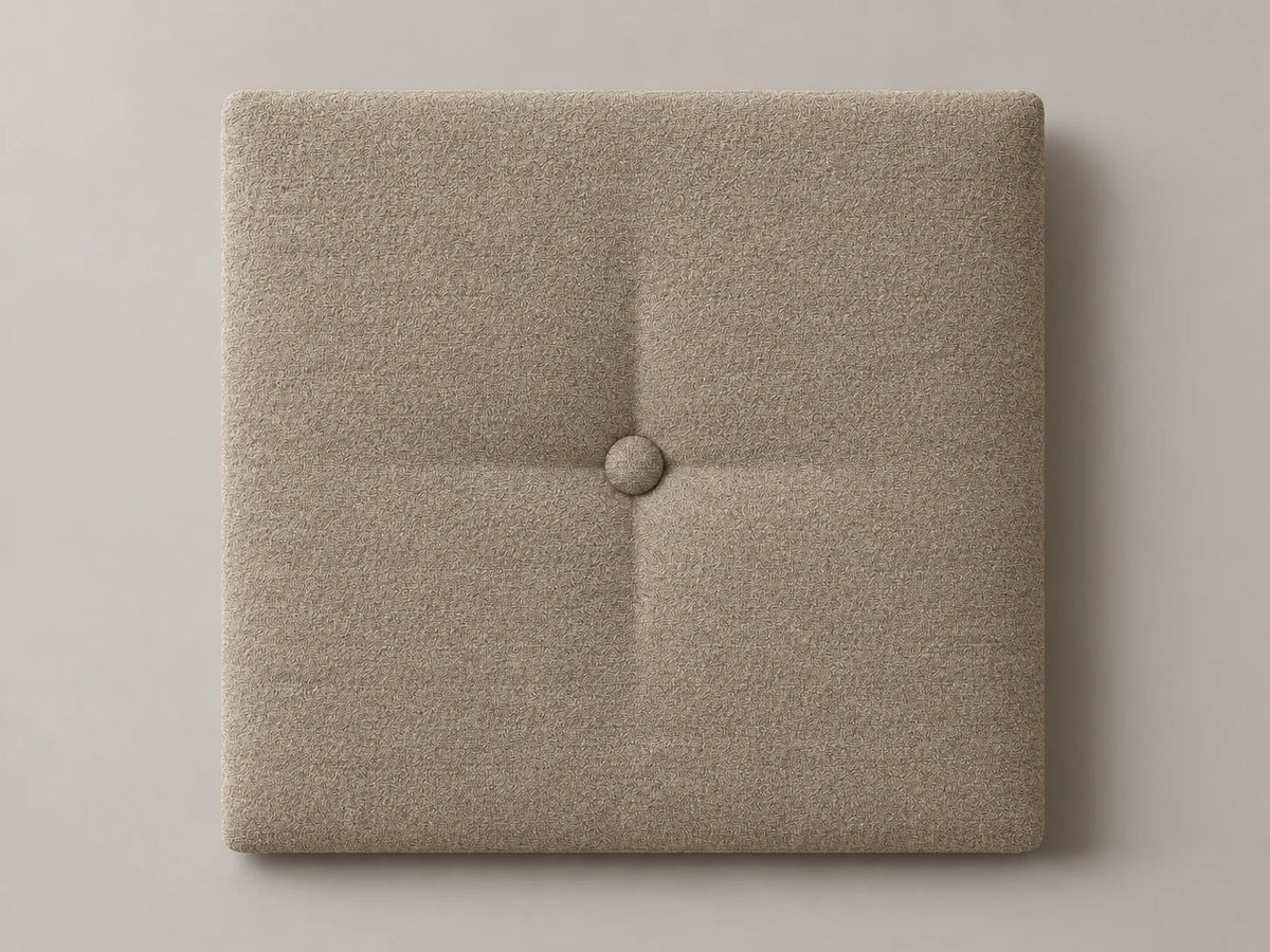 Cabecero modular nube beige, capitoné con botón tapizado central. Módulo de 30 × 30 × 3,5 cm.