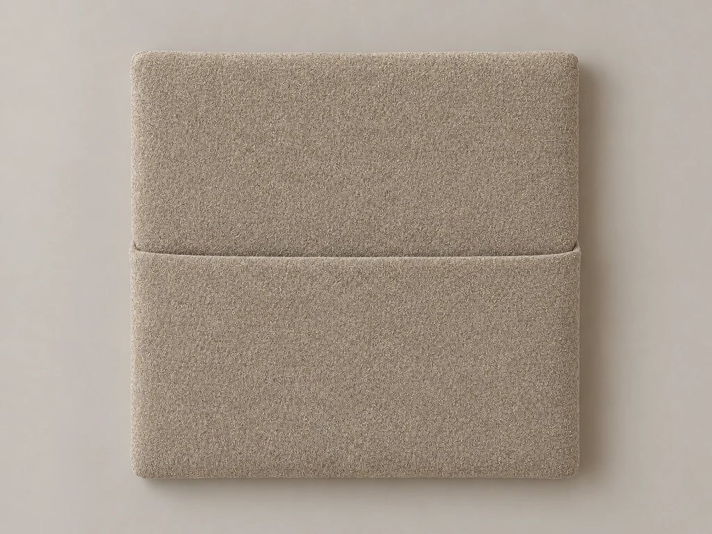 Cabecero modular nube beige, liso con bolsillo a media altura. Módulo de 30 × 30 × 3,5 cm.