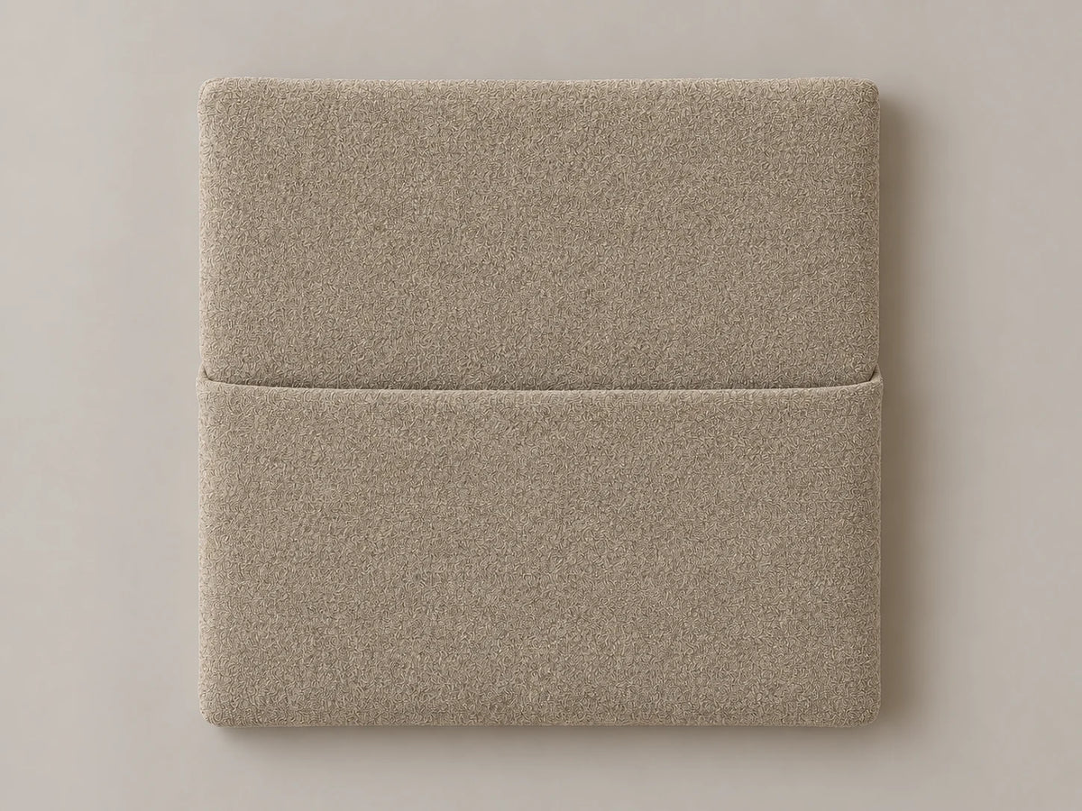Cabecero modular nube beige, liso con bolsillo a media altura. Módulo de 30 × 30 × 3,5 cm.