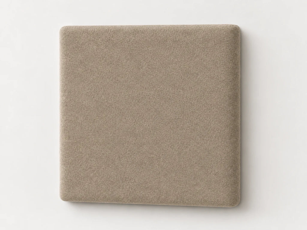 Cabecero modular · Vista del acabado nube beige en un módulo liso de 30 × 30 × 3,5 cm