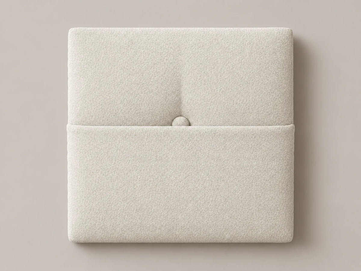 Cabecero modular nube blanca, capitoné con bolsillo a media altura y botón tapizado central. Módulo de 30 × 30 × 3,5 cm.