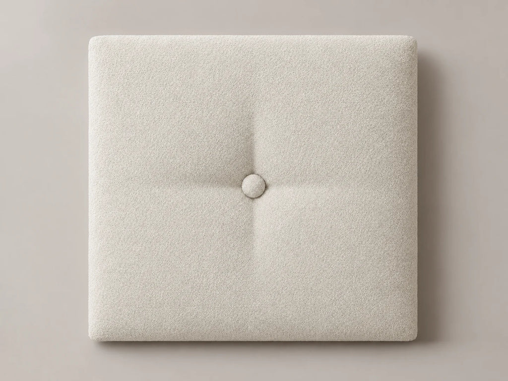 Cabecero modular nube blanca, capitoné con botón tapizado central. Módulo de 30 × 30 × 3,5 cm.