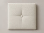 Cabecero modular nube blanca, capitoné con botón tapizado central. Módulo de 30 × 30 × 3,5 cm.