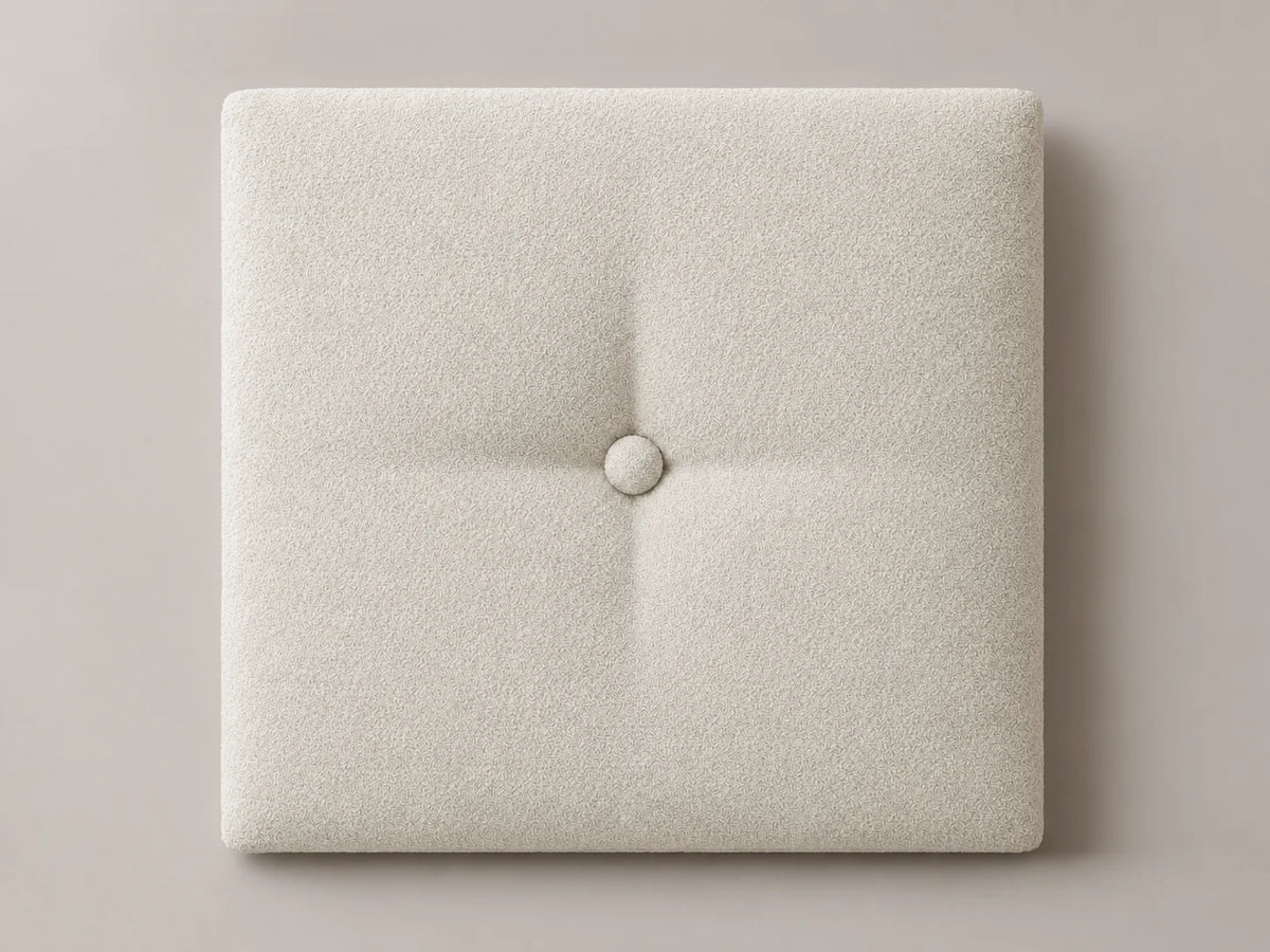 Cabecero modular nube blanca, capitoné con botón tapizado central. Módulo de 30 × 30 × 3,5 cm.