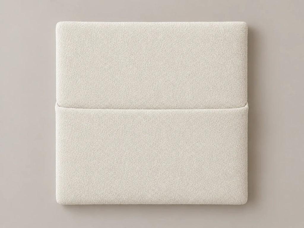 Cabecero modular nube blanca, liso con bolsillo a media altura. Módulo de 30 × 30 × 3,5 cm.