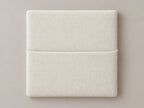 Cabecero modular nube blanca, liso con bolsillo a media altura. Módulo de 30 × 30 × 3,5 cm.