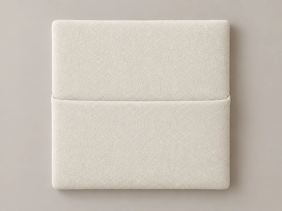 Cabecero modular nube blanca, liso con bolsillo a media altura. Módulo de 30 × 30 × 3,5 cm.