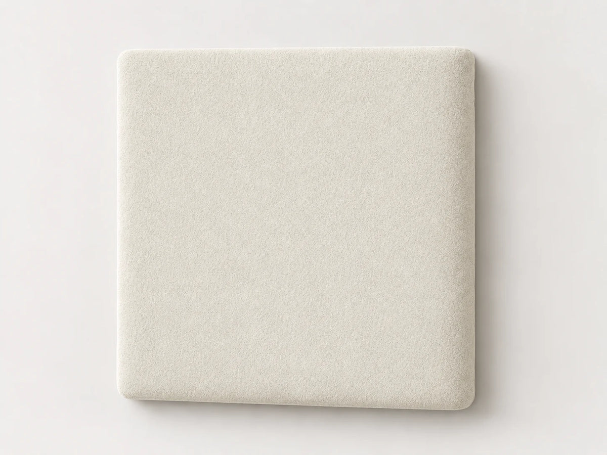 Cabecero modular · Vista del acabado nube blanca en un módulo liso de 30 × 30 × 3,5 cm