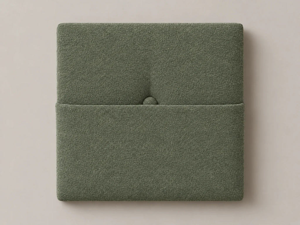 Cabecero modular nube verde, capitoné con bolsillo a media altura y botón tapizado central. Módulo de 30 × 30 × 3,5 cm.