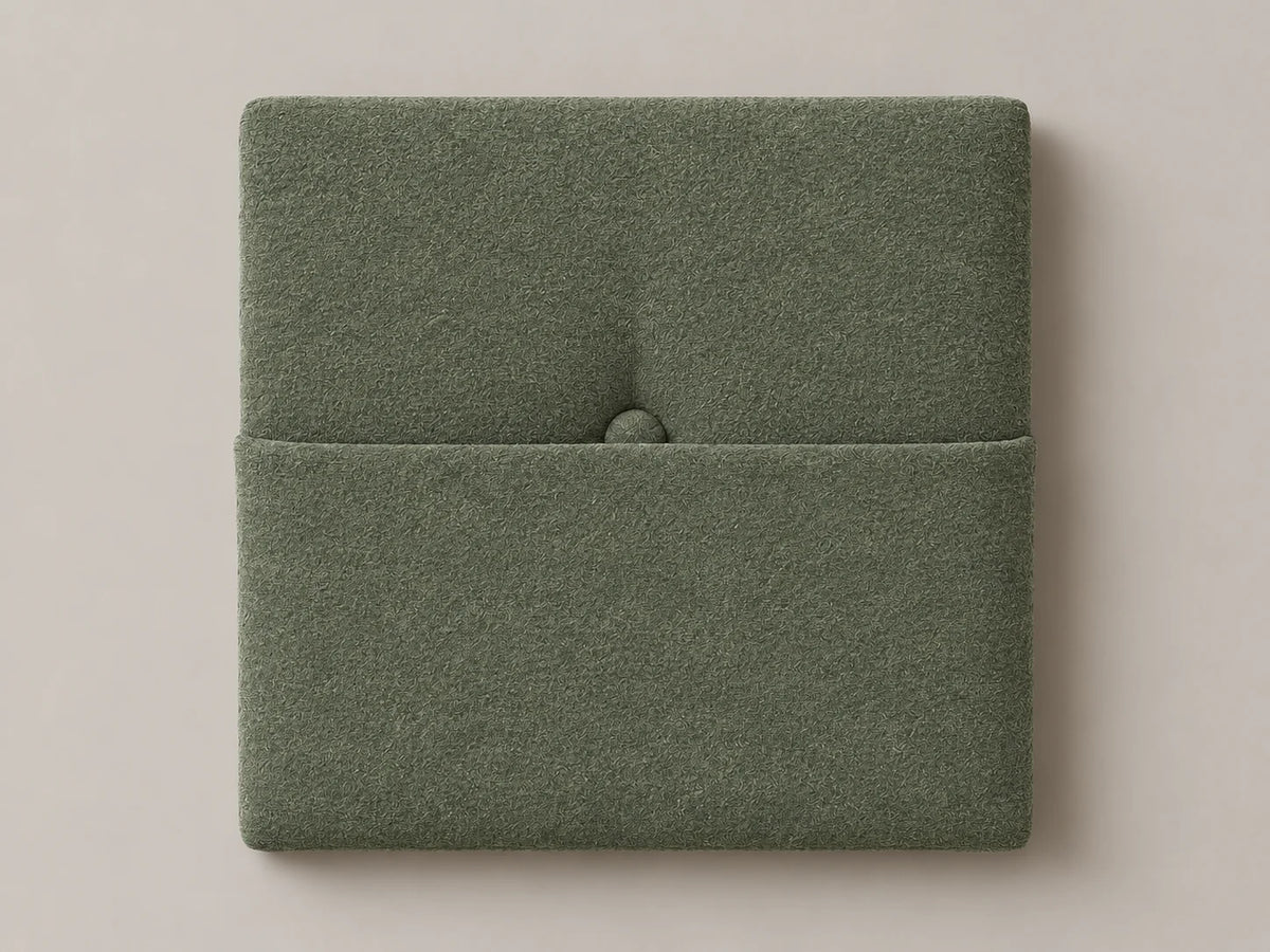 Cabecero modular nube verde, capitoné con bolsillo a media altura y botón tapizado central. Módulo de 30 × 30 × 3,5 cm.