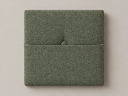 Cabecero modular nube verde, capitoné con bolsillo a media altura y botón tapizado central. Módulo de 30 × 30 × 3,5 cm.