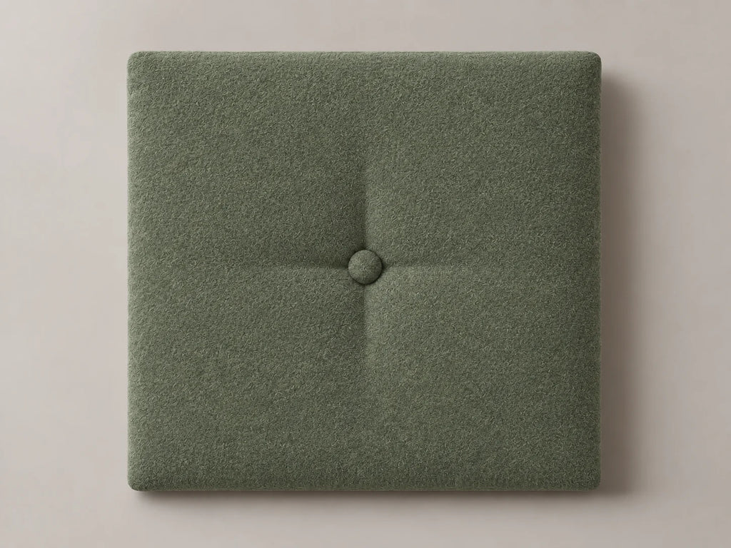 Cabecero modular nube verde, capitoné con botón tapizado central. Módulo de 30 × 30 × 3,5 cm.
