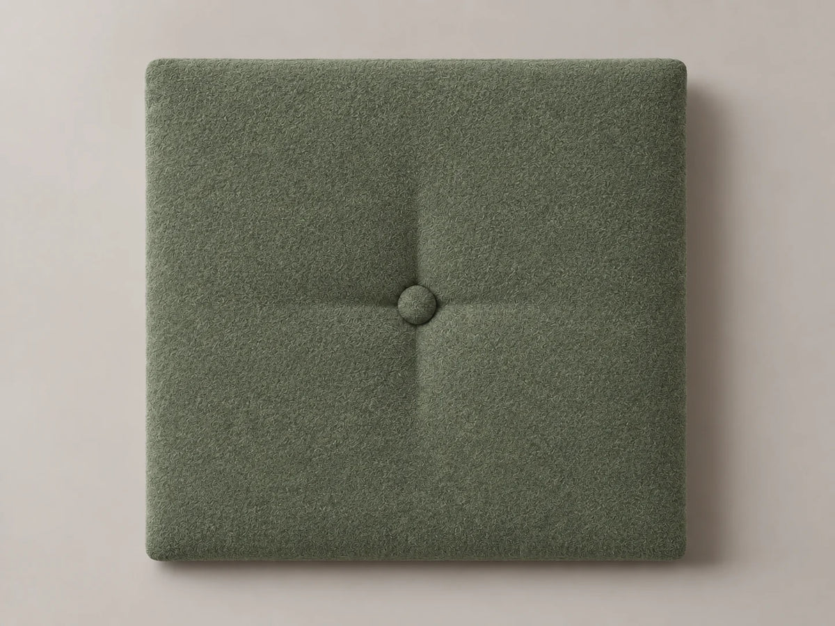 Cabecero modular nube verde, capitoné con botón tapizado central. Módulo de 30 × 30 × 3,5 cm.