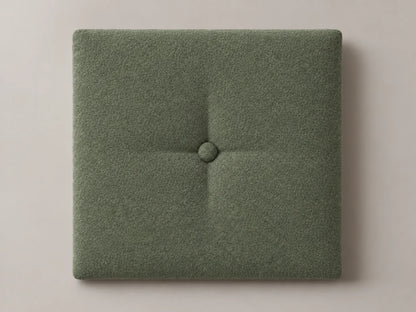 Cabecero modular nube verde, capitoné con botón tapizado central. Módulo de 30 × 30 × 3,5 cm.