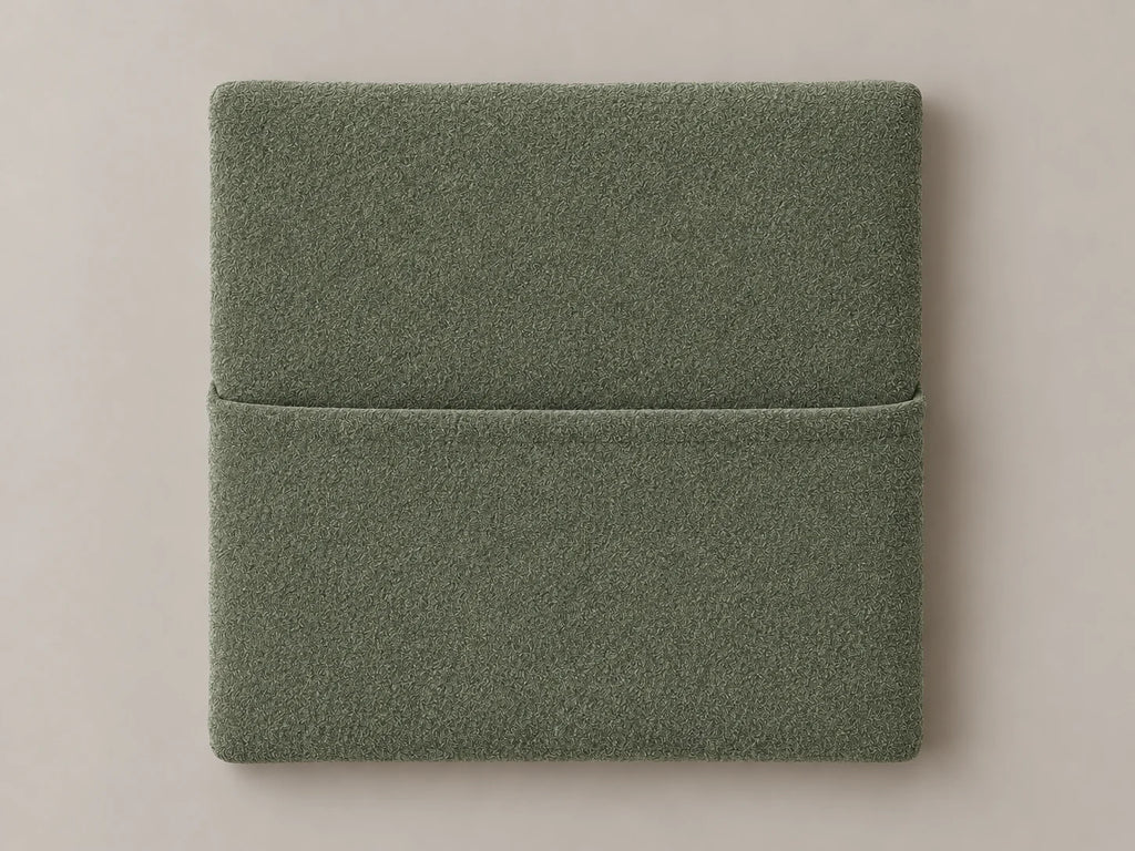 Cabecero modular nube verde, liso con bolsillo a media altura. Módulo de 30 × 30 × 3,5 cm.