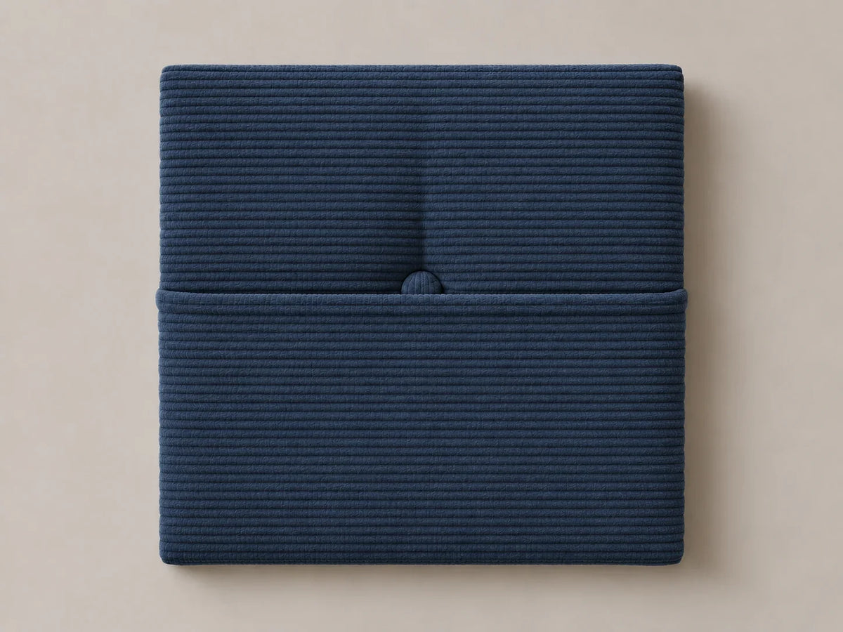 Cabecero modular · Vista del acabado pana azul en un módulo capitoné con bolsillo y botón tapizado central de 30 × 30 × 3,5 cm