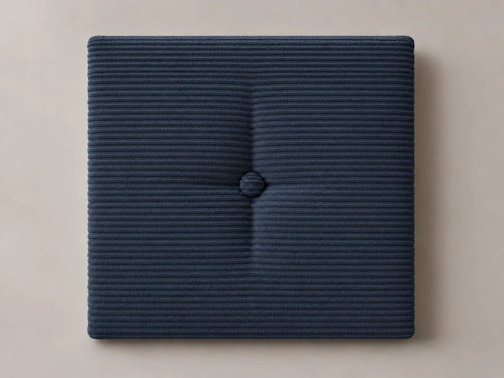 Cabecero modular · Vista del acabado pana azul en un módulo capitoné con botón tapizado central de 30 × 30 × 3,5 cm