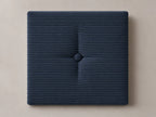 Cabecero modular · Vista del acabado pana azul en un módulo capitoné con botón tapizado central de 30 × 30 × 3,5 cm
