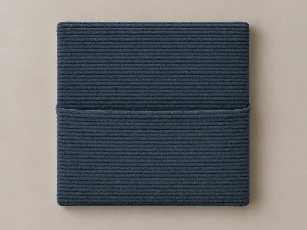 Cabecero modular · Vista del acabado pana azul en un módulo liso con bolsillo de 30 × 30 × 3,5 cm