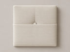 Cabecero modular · Vista del acabado pana blanca en un módulo capitoné con bolsillo y botón tapizado central de 30 × 30 × 3,5 cm