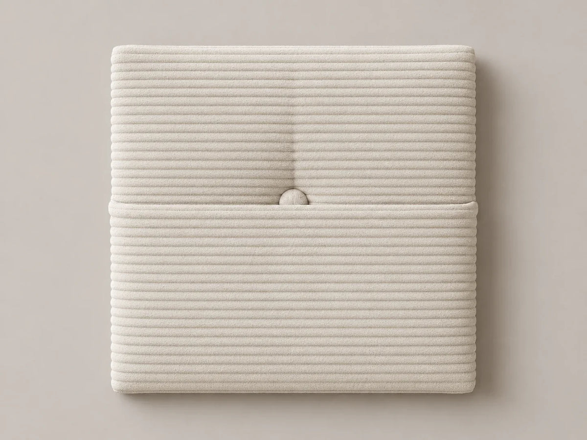 Cabecero modular · Vista del acabado pana blanca en un módulo capitoné con bolsillo y botón tapizado central de 30 × 30 × 3,5 cm