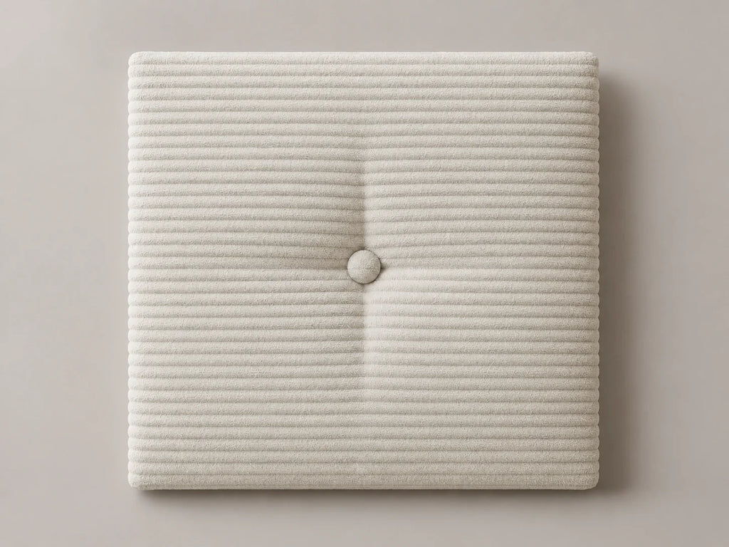 Cabecero modular · Vista del acabado pana blanca en un módulo capitoné con botón tapizado central de 30 × 30 × 3,5 cm