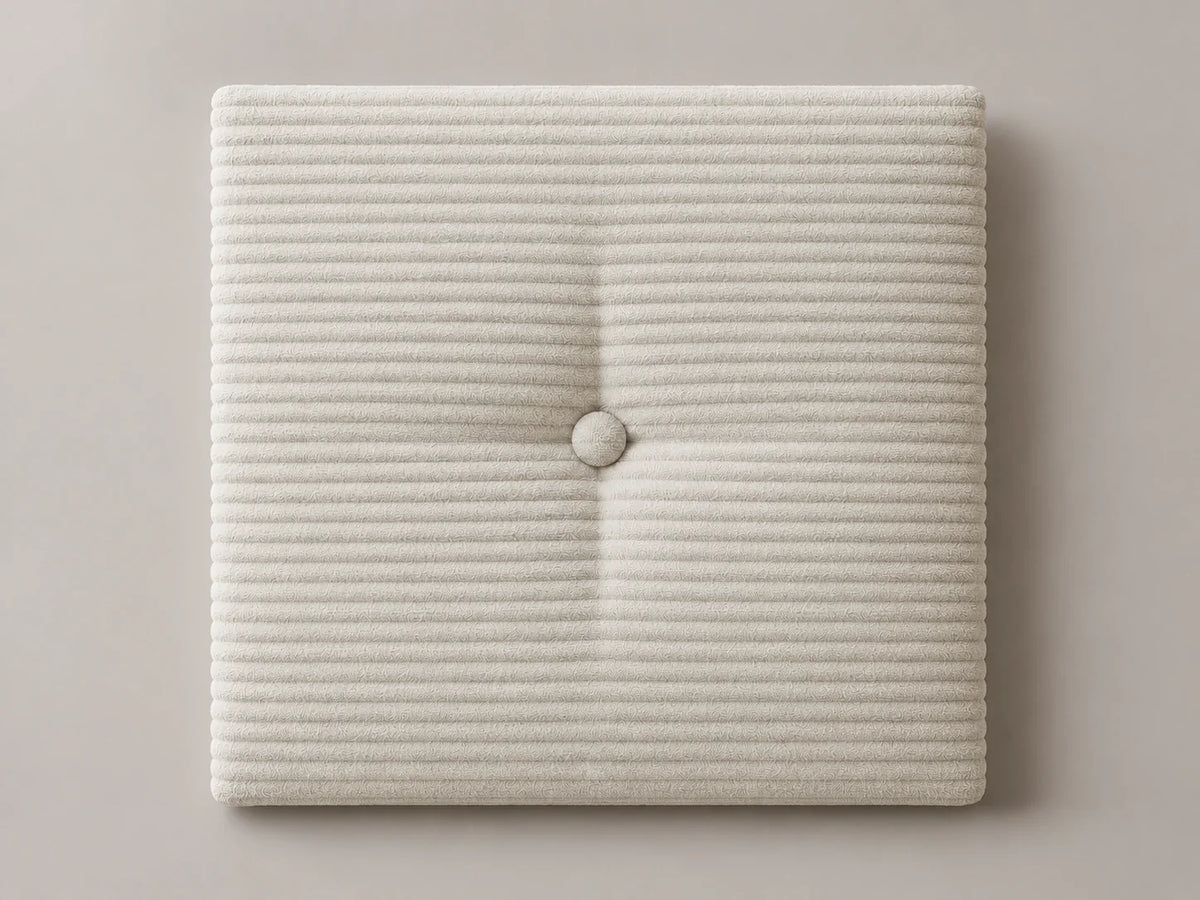 Cabecero modular · Vista del acabado pana blanca en un módulo capitoné con botón tapizado central de 30 × 30 × 3,5 cm