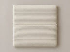Cabecero modular · Vista del acabado pana blanca en un módulo liso con bolsillo de 30 × 30 × 3,5 cm