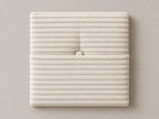 Cabecero modular pana gruesa blanca, capitoné con bolsillo a media altura y botón tapizado central. Módulo de 30 × 30 × 3,5 cm.