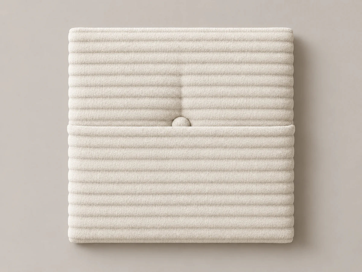 Cabecero modular pana gruesa blanca, capitoné con bolsillo a media altura y botón tapizado central. Módulo de 30 × 30 × 3,5 cm.