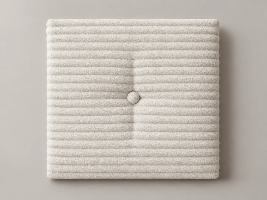 Cabecero modular pana gruesa blanca, capitoné con botón tapizado central. Módulo de 30 × 30 × 3,5 cm.