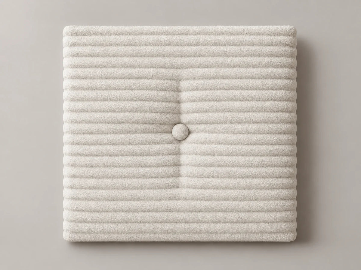 Cabecero modular pana gruesa blanca, capitoné con botón tapizado central. Módulo de 30 × 30 × 3,5 cm.
