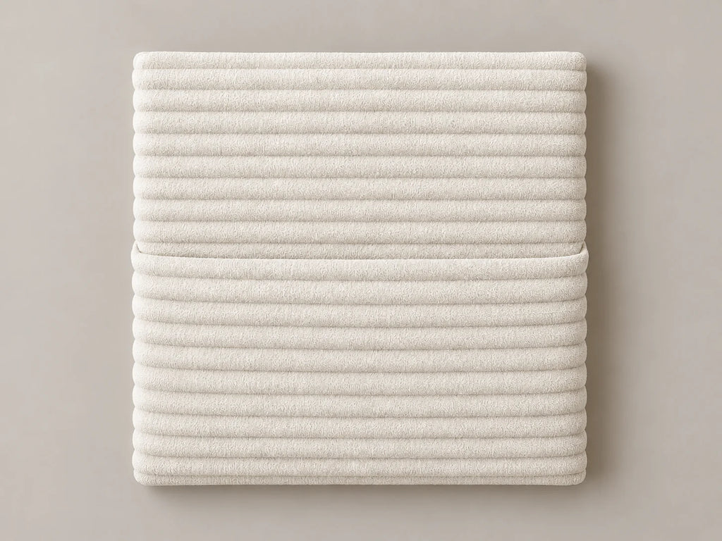 Cabecero modular pana gruesa blanca, liso con bolsillo a media altura. Módulo de 30 × 30 × 3,5 cm.