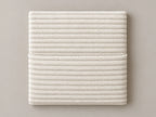 Cabecero modular pana gruesa blanca, liso con bolsillo a media altura. Módulo de 30 × 30 × 3,5 cm.