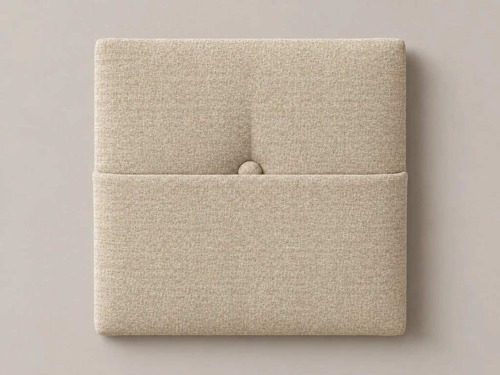 Cabecero modular tela entrelazada beige, capitoné con bolsillo a media altura y botón tapizado central. Módulo de 30 × 30 × 3,5 cm.