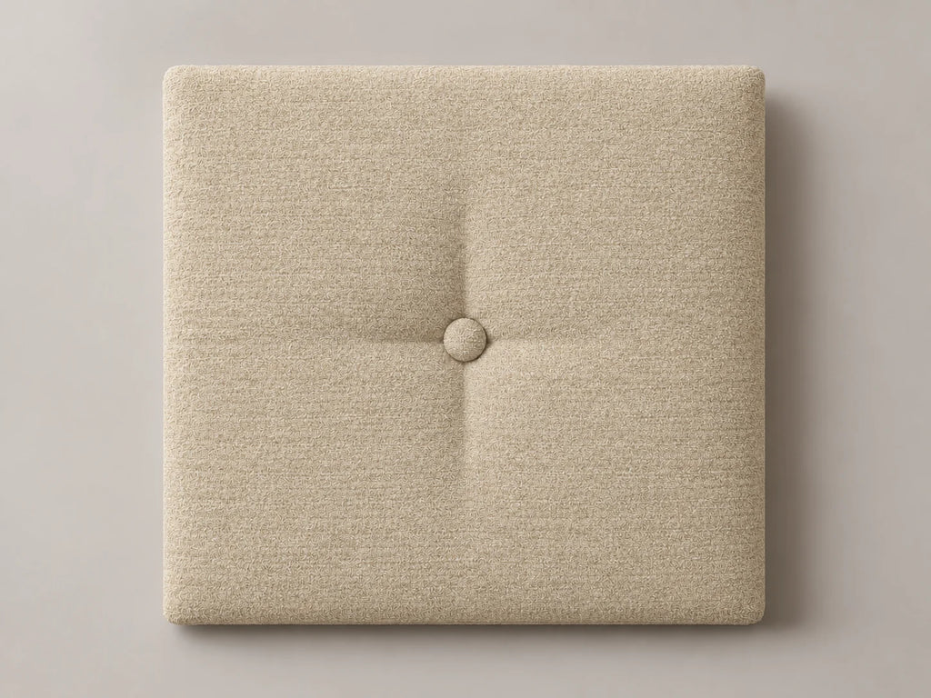 Cabecero modular tela entrelazada beige, capitoné con botón tapizado central. Módulo de 30 × 30 × 3,5 cm.