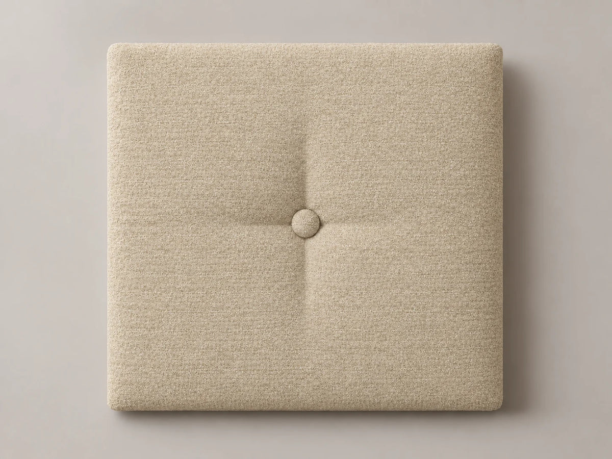 Cabecero modular tela entrelazada beige, capitoné con botón tapizado central. Módulo de 30 × 30 × 3,5 cm.