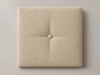 Cabecero modular tela entrelazada beige, capitoné con botón tapizado central. Módulo de 30 × 30 × 3,5 cm.
