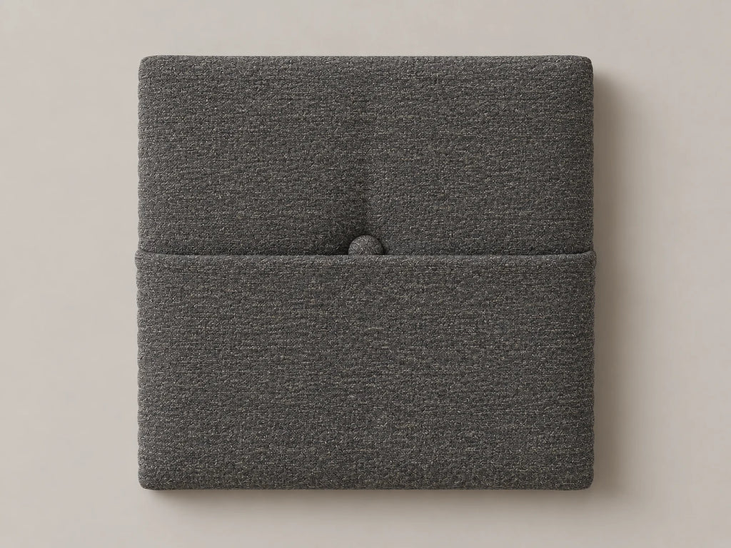 Cabecero modular tela entrelazada gris, capitoné con bolsillo a media altura y botón tapizado central. Módulo de 30 × 30 × 3,5 cm.