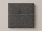 Cabecero modular tela entrelazada gris, capitoné con bolsillo a media altura y botón tapizado central. Módulo de 30 × 30 × 3,5 cm.