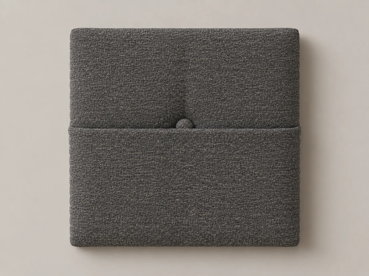 Cabecero modular tela entrelazada gris, capitoné con bolsillo a media altura y botón tapizado central. Módulo de 30 × 30 × 3,5 cm.