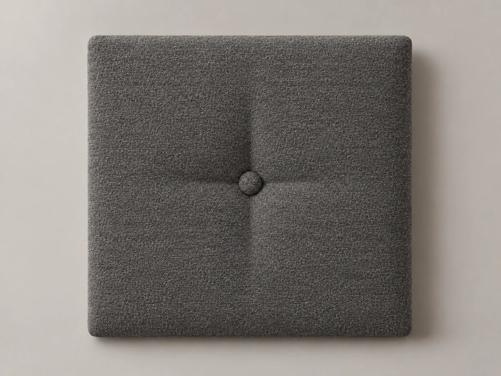 Cabecero modular tela entrelazada gris, capitoné con botón tapizado central. Módulo de 30 × 30 × 3,5 cm.