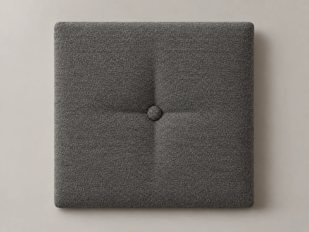 Cabecero modular tela entrelazada gris, capitoné con botón tapizado central. Módulo de 30 × 30 × 3,5 cm.