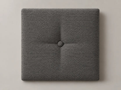 Cabecero modular tela entrelazada gris, capitoné con botón tapizado central. Módulo de 30 × 30 × 3,5 cm.