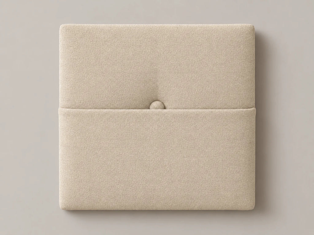 Cabecero modular tela tejida beige, capitoné con bolsillo a media altura y botón tapizado central. Módulo de 30 × 30 × 3,5 cm.